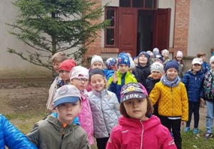 Dzieci podczas zwiedzania wiejskiej szkoły